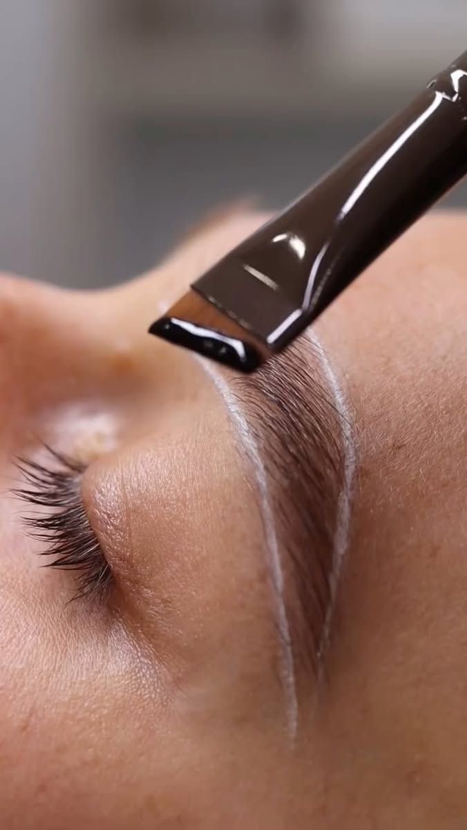 TEINTURE HYBRIDE DES SOURCILS